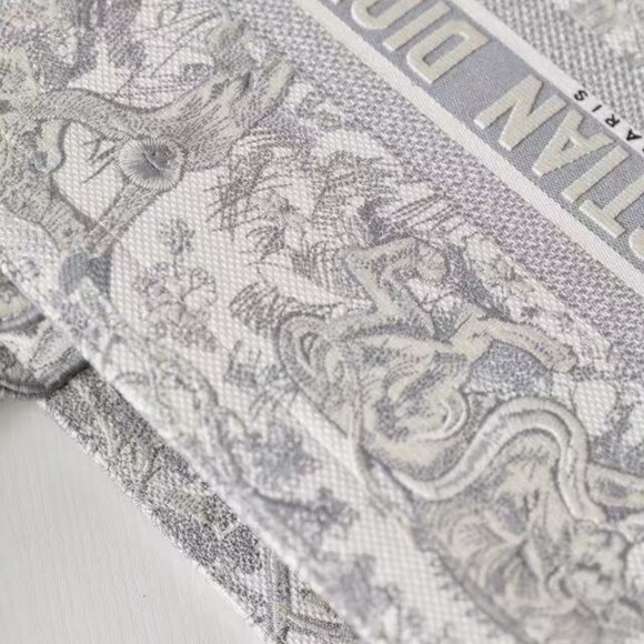 Classic DIOR Bag: A Stylish and Versatile Choice for Elegance - Picture 8 of 15